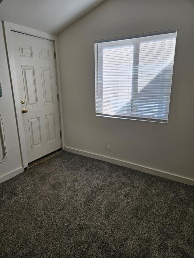 Building Photo - Fantastic 2 bedroom house avail NOW