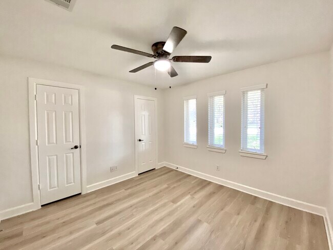 Building Photo - 1121 E San Augustine St