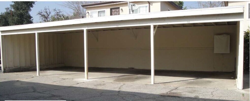 Building Photo - 1129 E Maple St