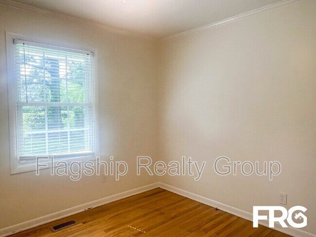 Building Photo - 466 Circle Dr