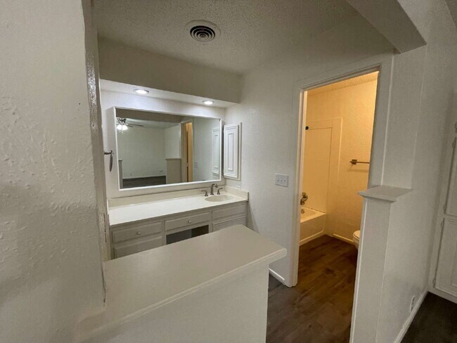 Building Photo - 2 bed 2 bath in an excellent southwest Lubbock location.