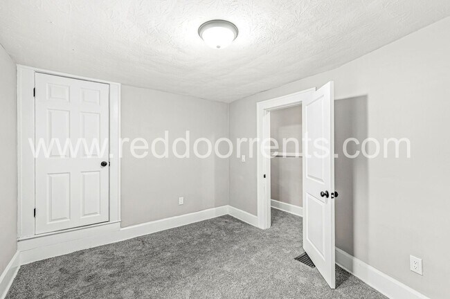 Building Photo - Updated & Budget-Friendly 3-Bedroom Home N...