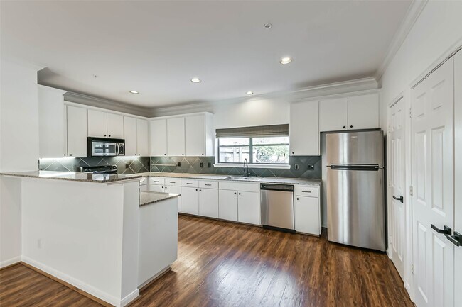 Building Photo - 17 Waugh Dr