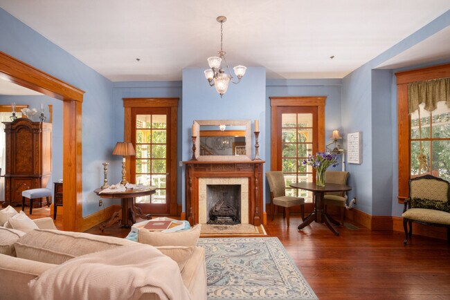 Building Photo - 221 SE 7th St