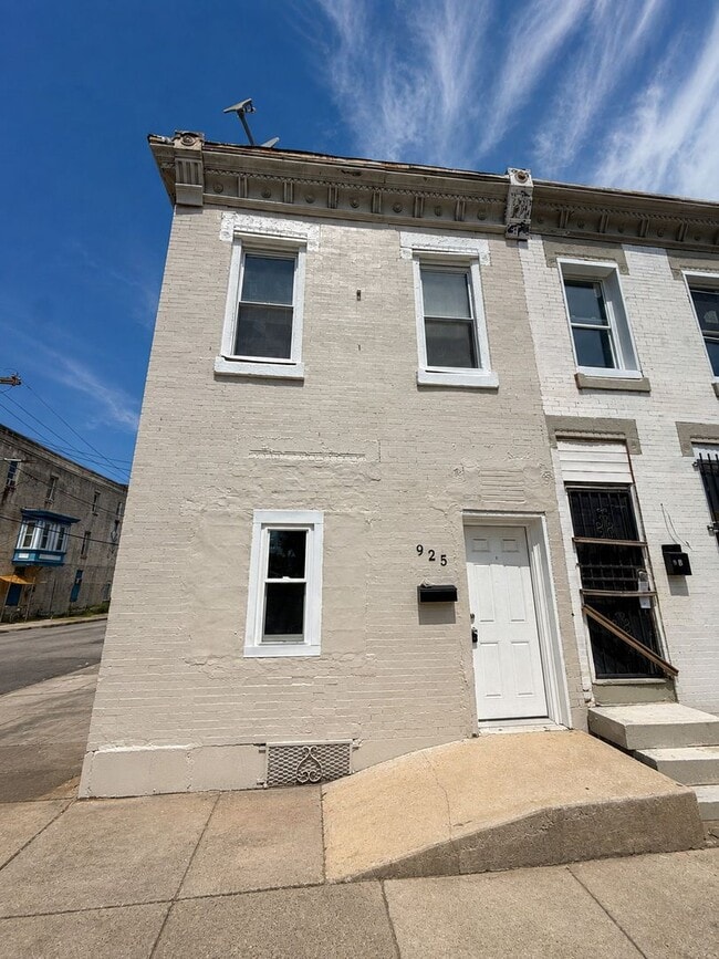 Building Photo - 925 W Seltzer St