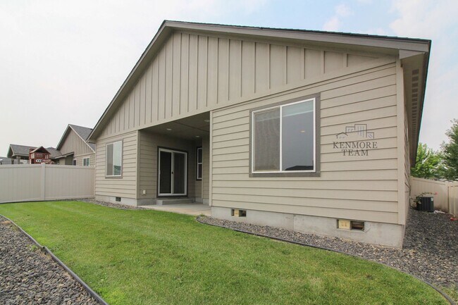 Building Photo - 2950 Woodland Pl