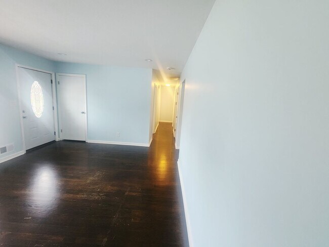 Building Photo - Beautiful 3 bedroom 2 full bath with garag...