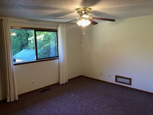 Building Photo - Well Maintained Three Bedroom Home in South Salem