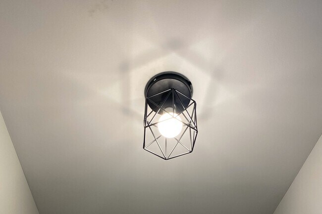 Building Photo - 2410 Oneida St