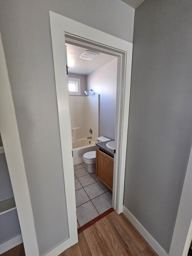 Building Photo - 3 bed 2 bath single level Home, Pet friendly