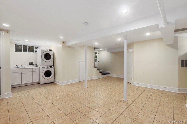 Building Photo - 48 Rossmore Ave