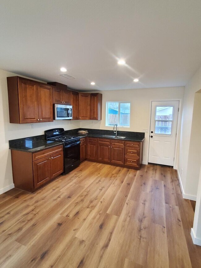 Building Photo - 43348 Echard Ave