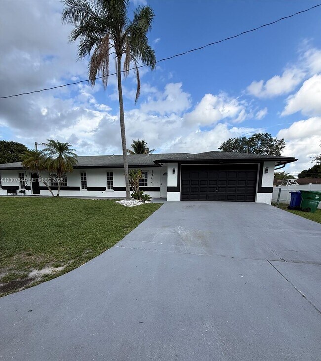 Building Photo - 1711 SW 100th Ave