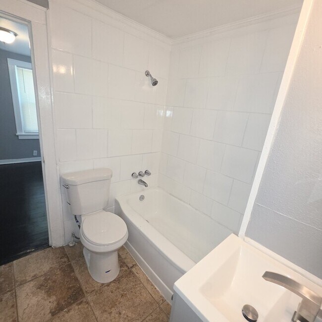 Building Photo - Cozy 3 bedrooms and 1 full bath home located on S Willow Ave in Independence, MO