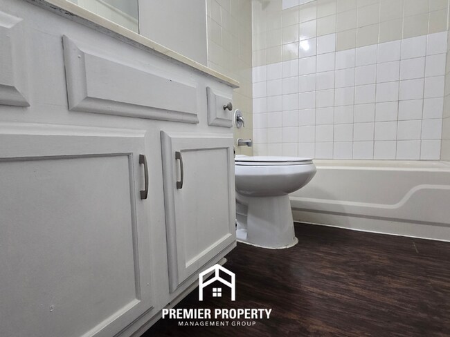 Building Photo - Stunning 3BR/2BA Florissant Home with Fireplace, 2-Car Garage & Fenced Yard!