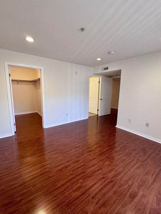 Building Photo - 13525 Vanowen St
