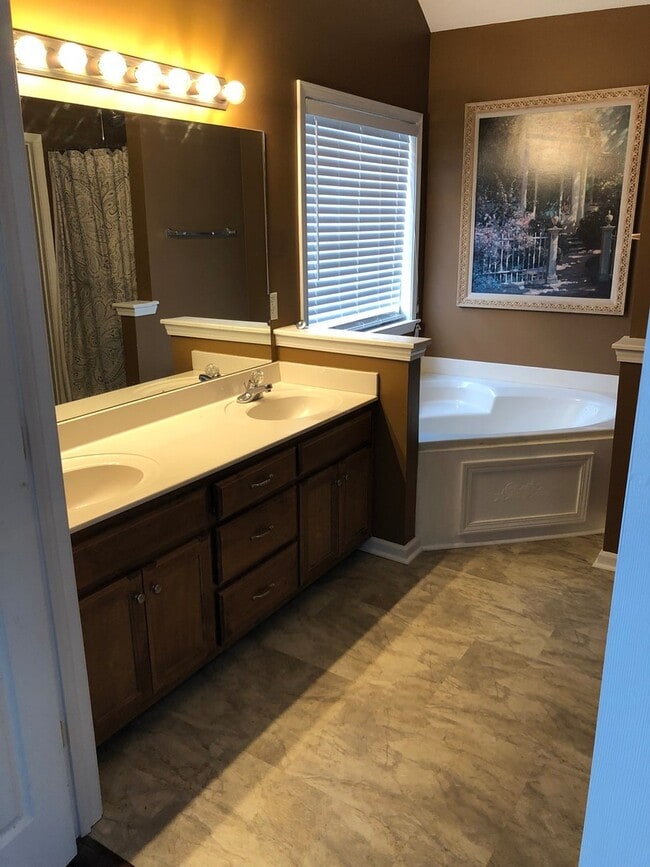 Building Photo - 1132 Summerville Cir