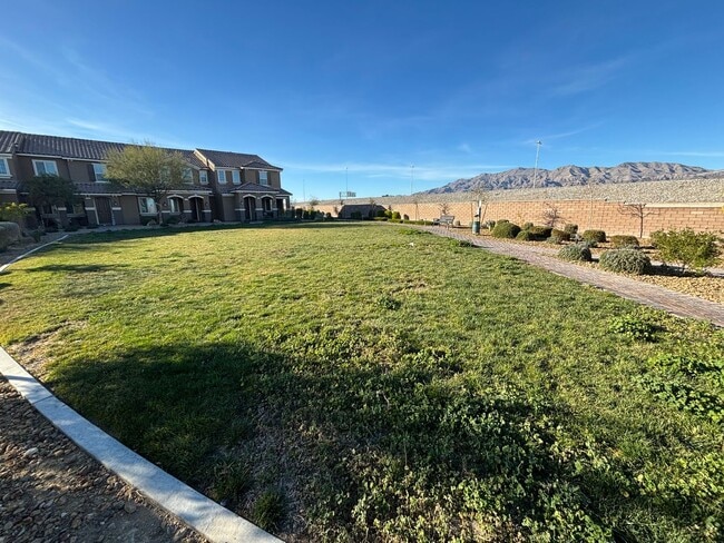 Building Photo - Stunning 3Bed/2Bath/2Car Townhome located in the N. Las Vegas/Tule Springs area!