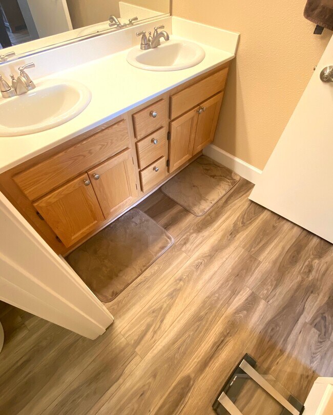 Building Photo - 1875 Baudouin Pl