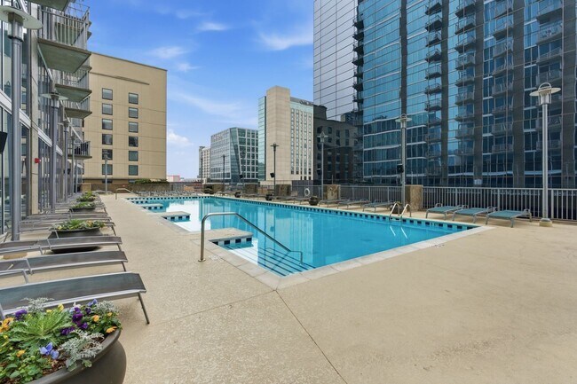 Building Photo - Great price on 9th Floor of Encore Building Downtown Nashville. One Bed One Bath. Resort style am...
