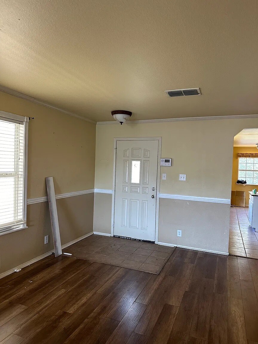 Building Photo - Room in House on Mallow Grove
