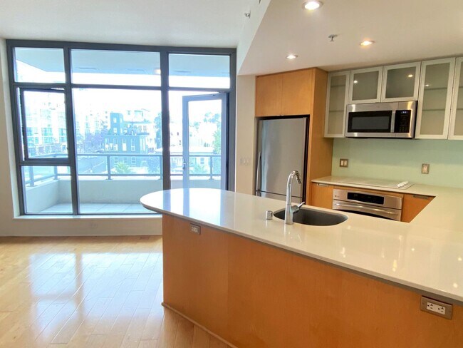 Building Photo - Beautiful 2 bedroom 2 bath condo in the Do...