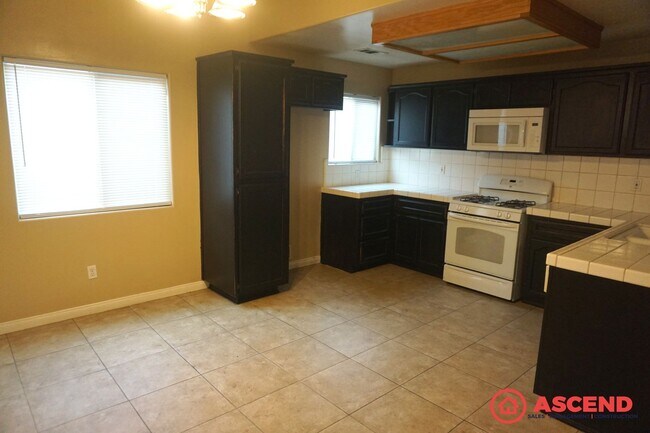 Building Photo - Spacious 4 Bedroom Home with Fenced Backyard & Garage