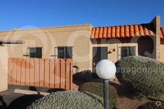 Building Photo - 823 S Pantano Pkwy