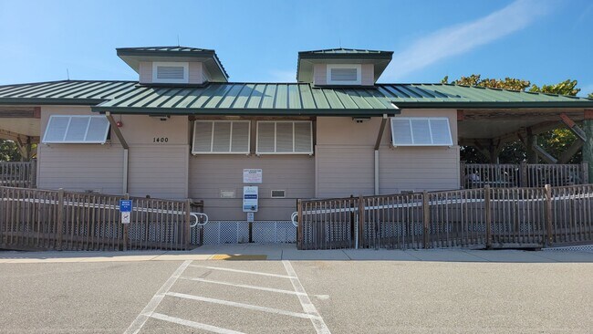 Building Photo - Annual furnished OPTIONAL 2/1 condo Island life