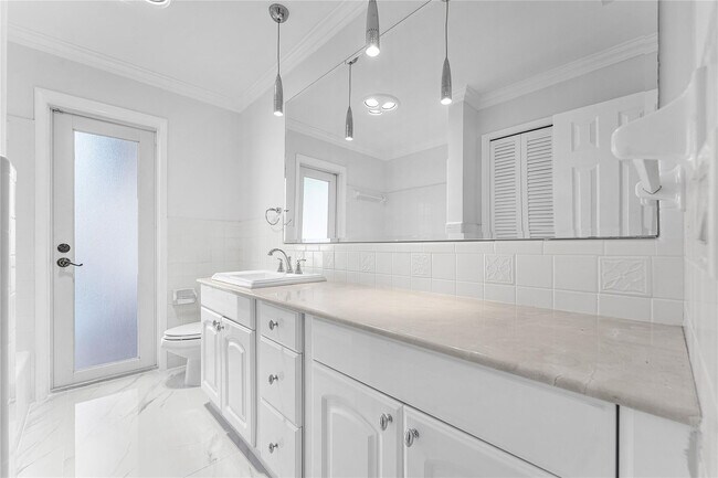 Building Photo - 2443 NE 26th St