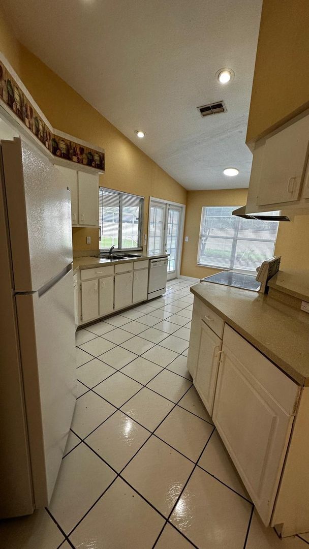 Building Photo - SPACIOUS 4-BEDROOM HOME WITH SCREENED POOL IN SE CAPE CORAL
