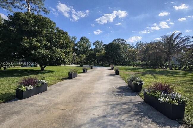 Building Photo - 16932 Calder Dr W