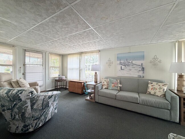 Building Photo - 4833 Royal Palm Dr
