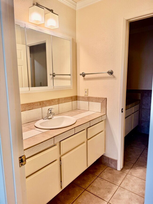 Building Photo - 228 Eagleview Pl