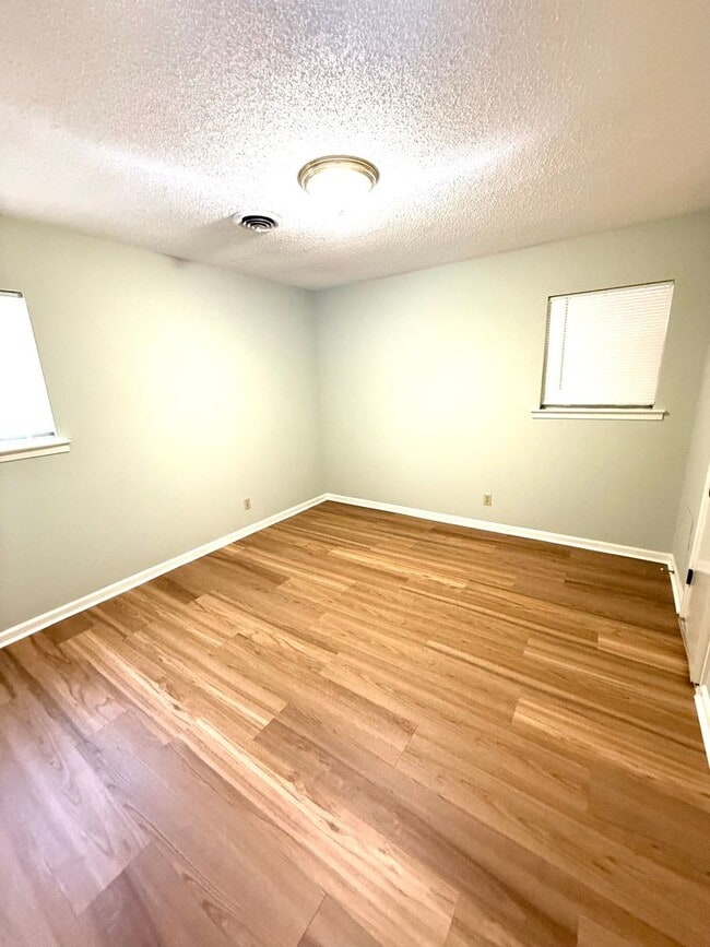 Building Photo - ** 4 bedrooms, 2 bath Located off Atlanta Hwy ** Call 334-366-9198 to schedule a self tour