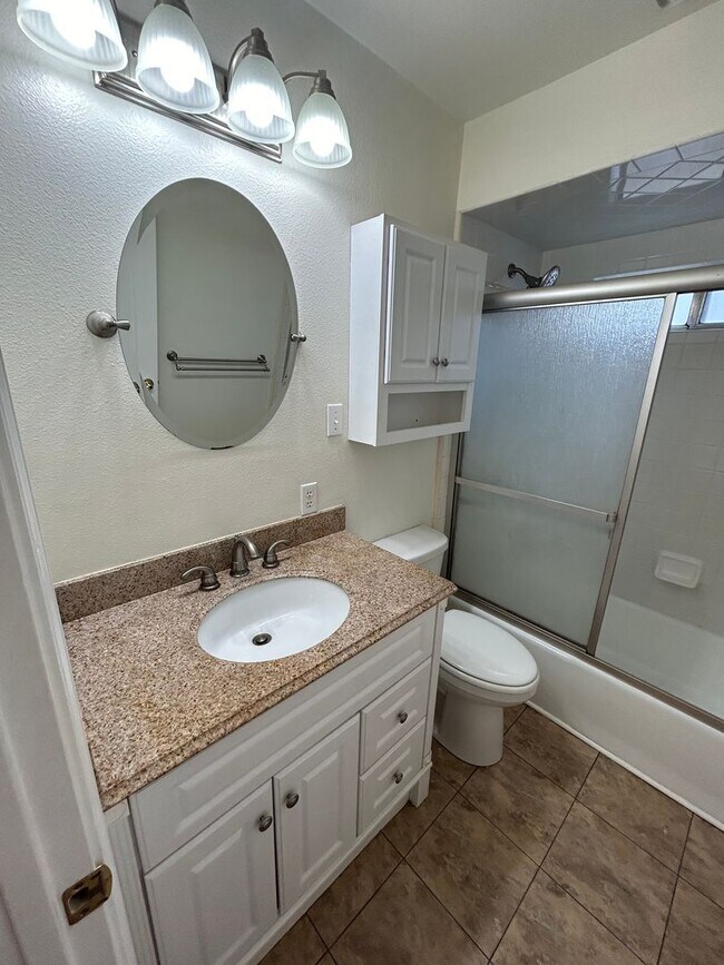 Building Photo - 3 bedroom 2 bathroom in SW Visalia