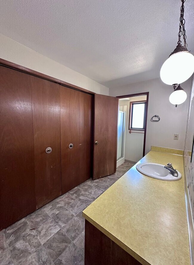 Building Photo - Four Bedroom Charmer!