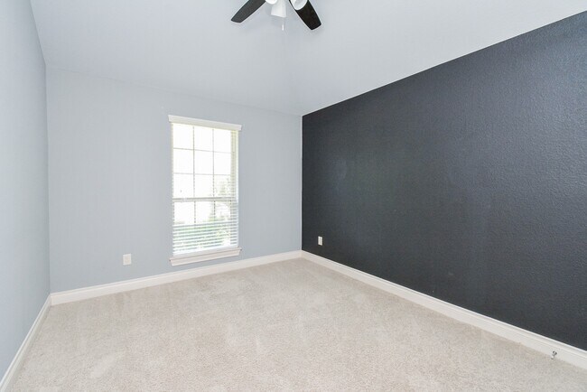 Building Photo - 28803 Davenport Dr