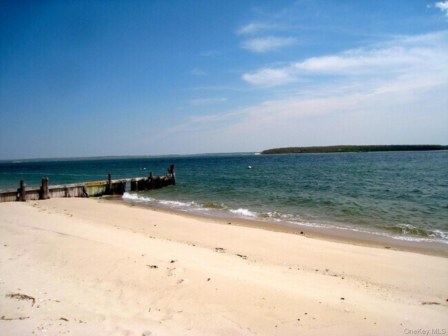 Building Photo - 150 King St