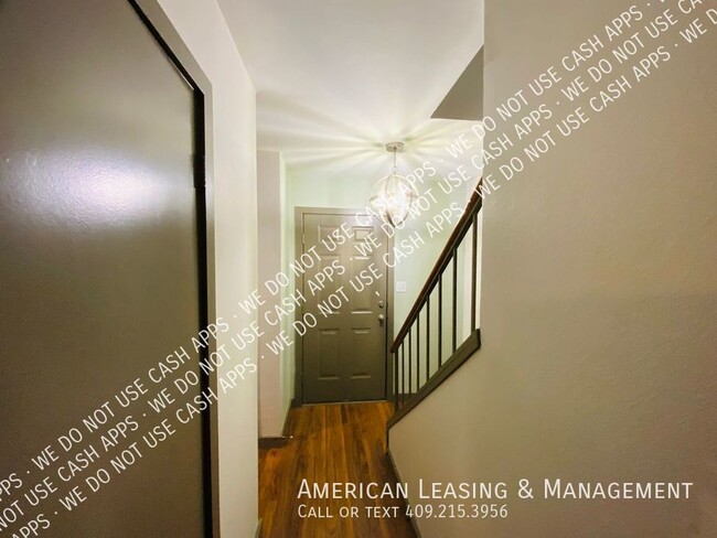 Building Photo - Beautifully updated & Move In Ready!