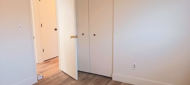 Building Photo - Updated 3 bedroom with A/C and Yard