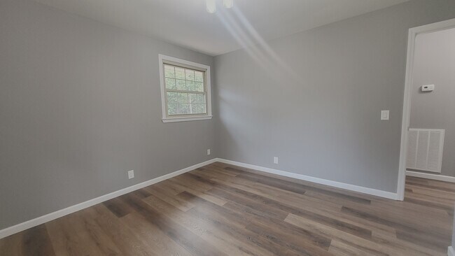 Building Photo - 910 Rexdale Dr
