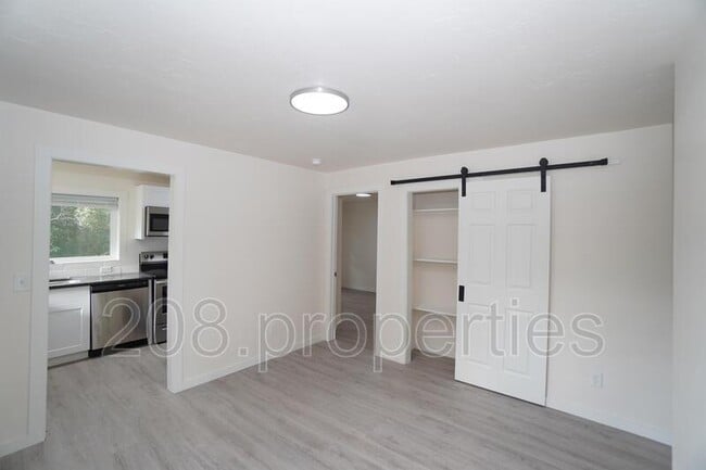 Building Photo - 1724 6th St S