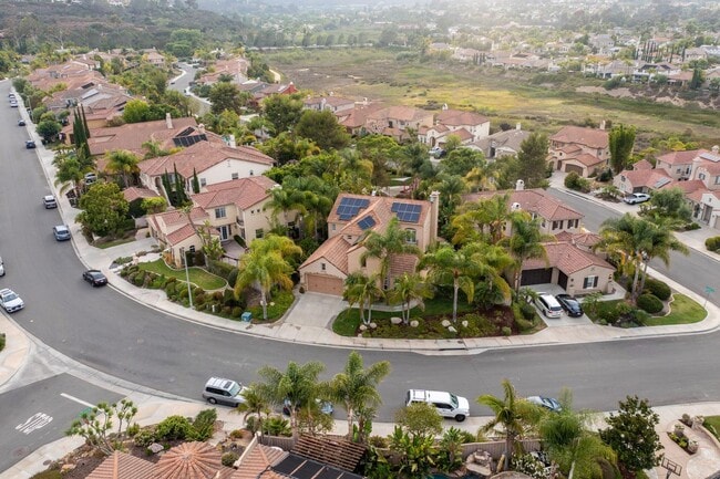 Building Photo - Beautiful 4 Bedroom 4 Bath House with Pool & Spa in Arroyo Vista