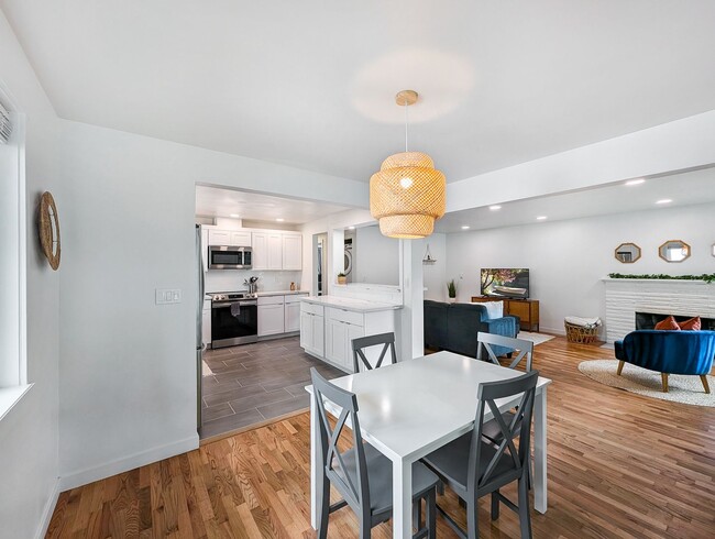 Building Photo - Discover Your Dream Home in a Quiet Seattle Oasis!