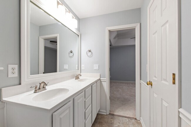 Building Photo - Charming 4-Bedroom with Backyard Retreat i...