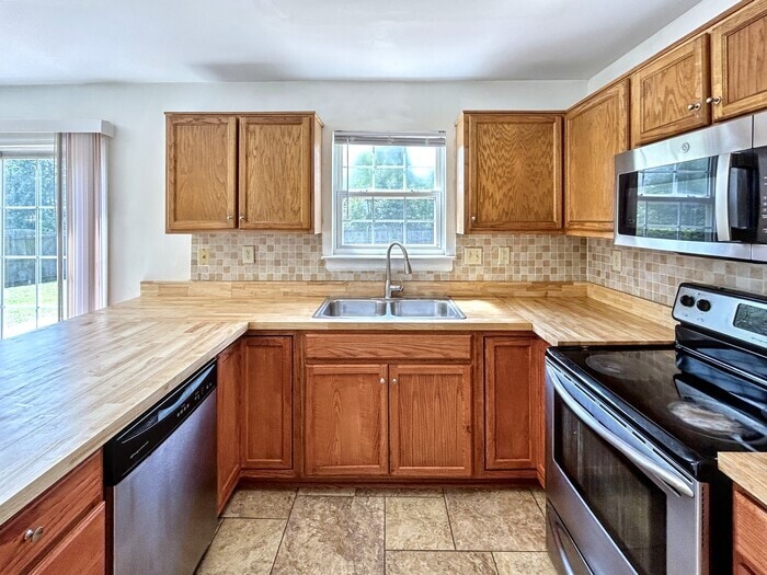 Building Photo - 6432 Goldenrod Ct