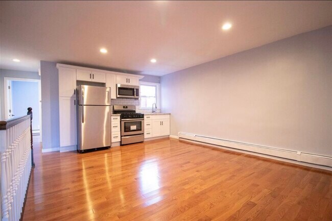 Building Photo - 693 Chestnut St