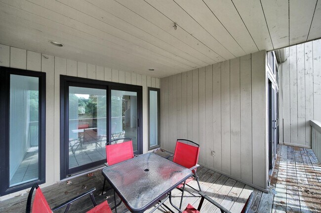Building Photo - Early Summer Special by the Water, Beautif...