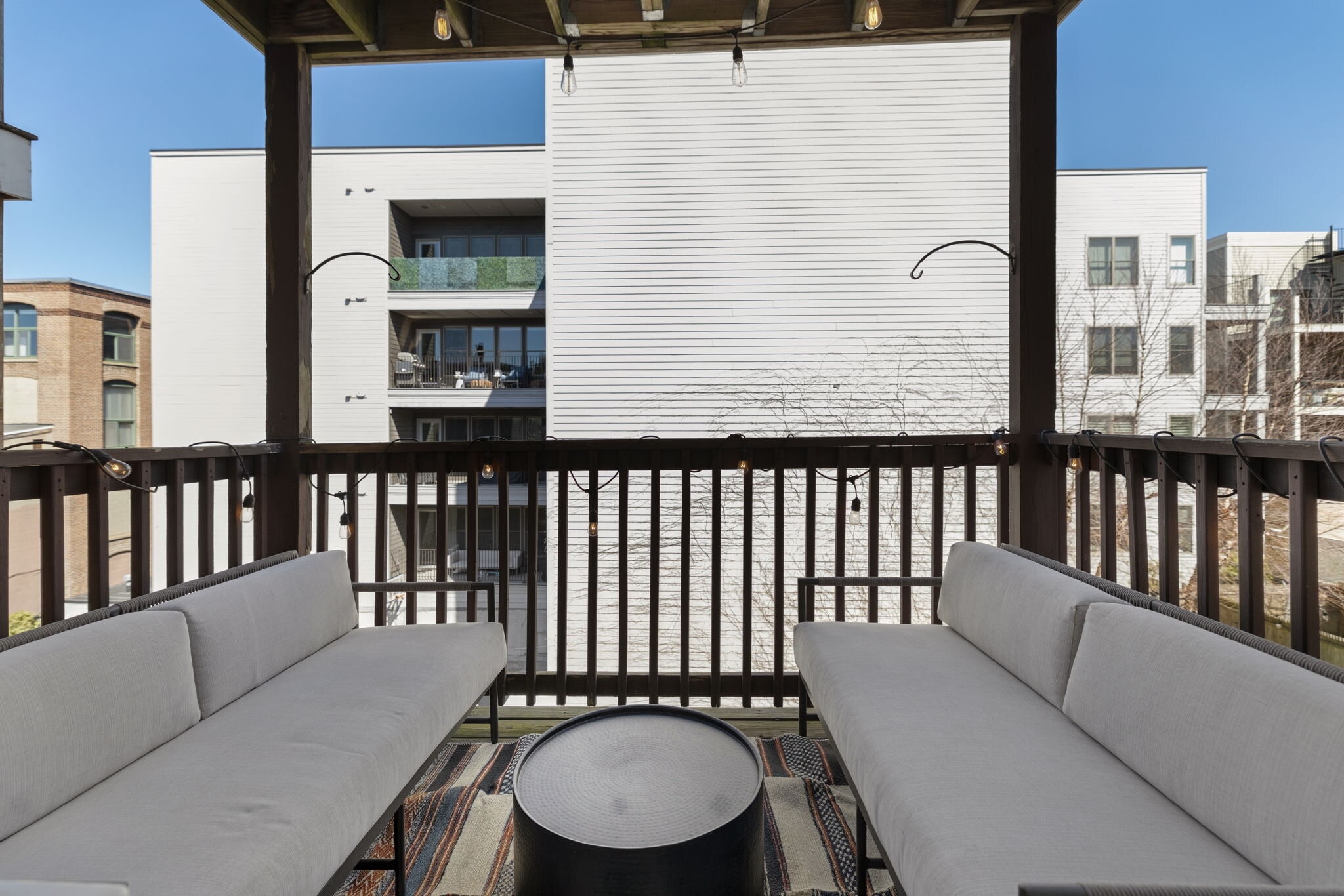 Building Photo - 722 E 2nd St